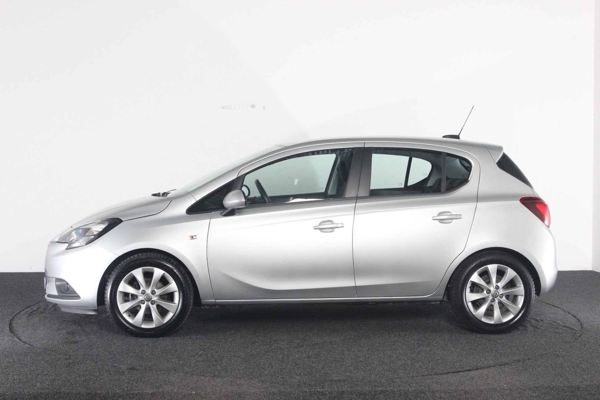 Opel Corsa 1.4 Favourite | NL-auto | navigatie | pdc achter, Auto's, Voorwielaandrijving, Gebruikt, 4 cilinders, 49 €/maand