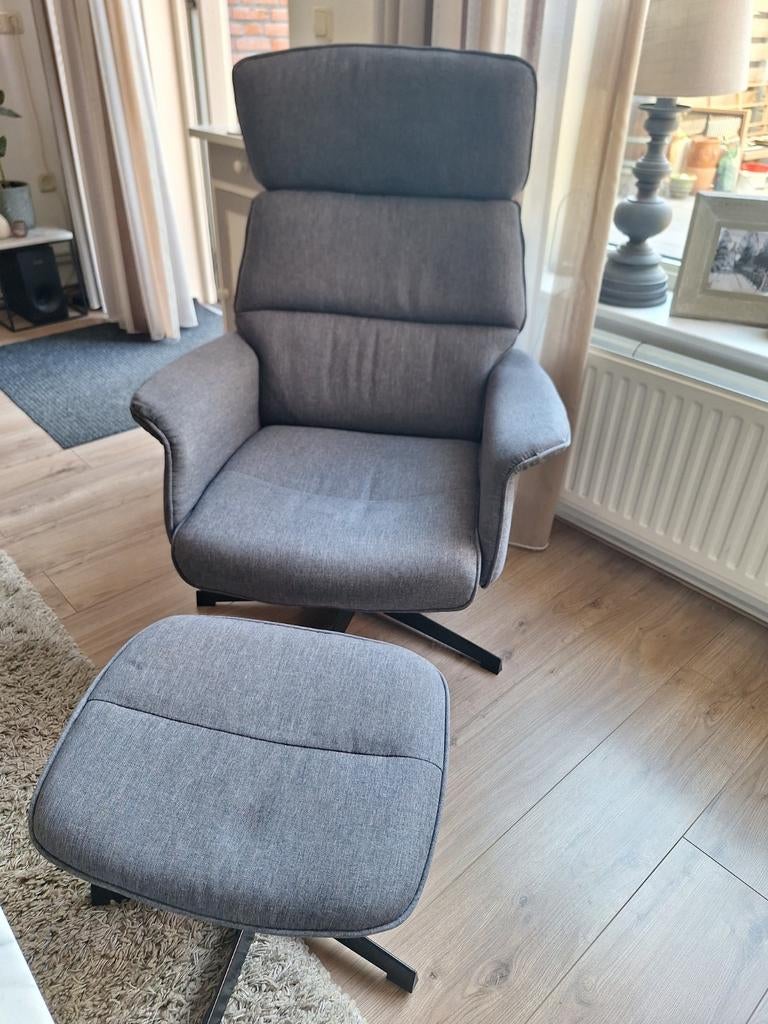 Comfortabele grijze fauteuil met voetenbank, Ophalen, 75 tot 100 cm, Zo goed als nieuw, Stof