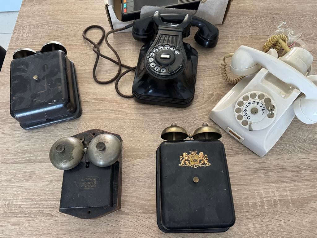 Verzameling antieke vaste toestellen en buitenbellen, Ophalen of Verzenden, Gebruikt, Met draaischijf