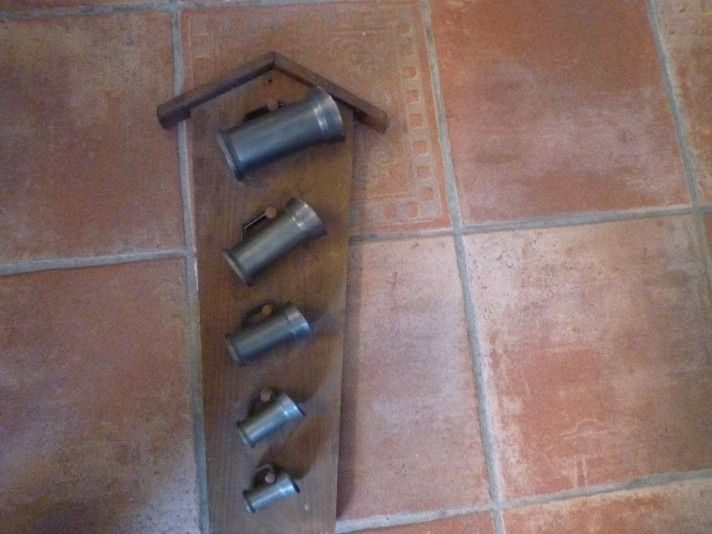 Houten rek tinnen bekers, Ophalen