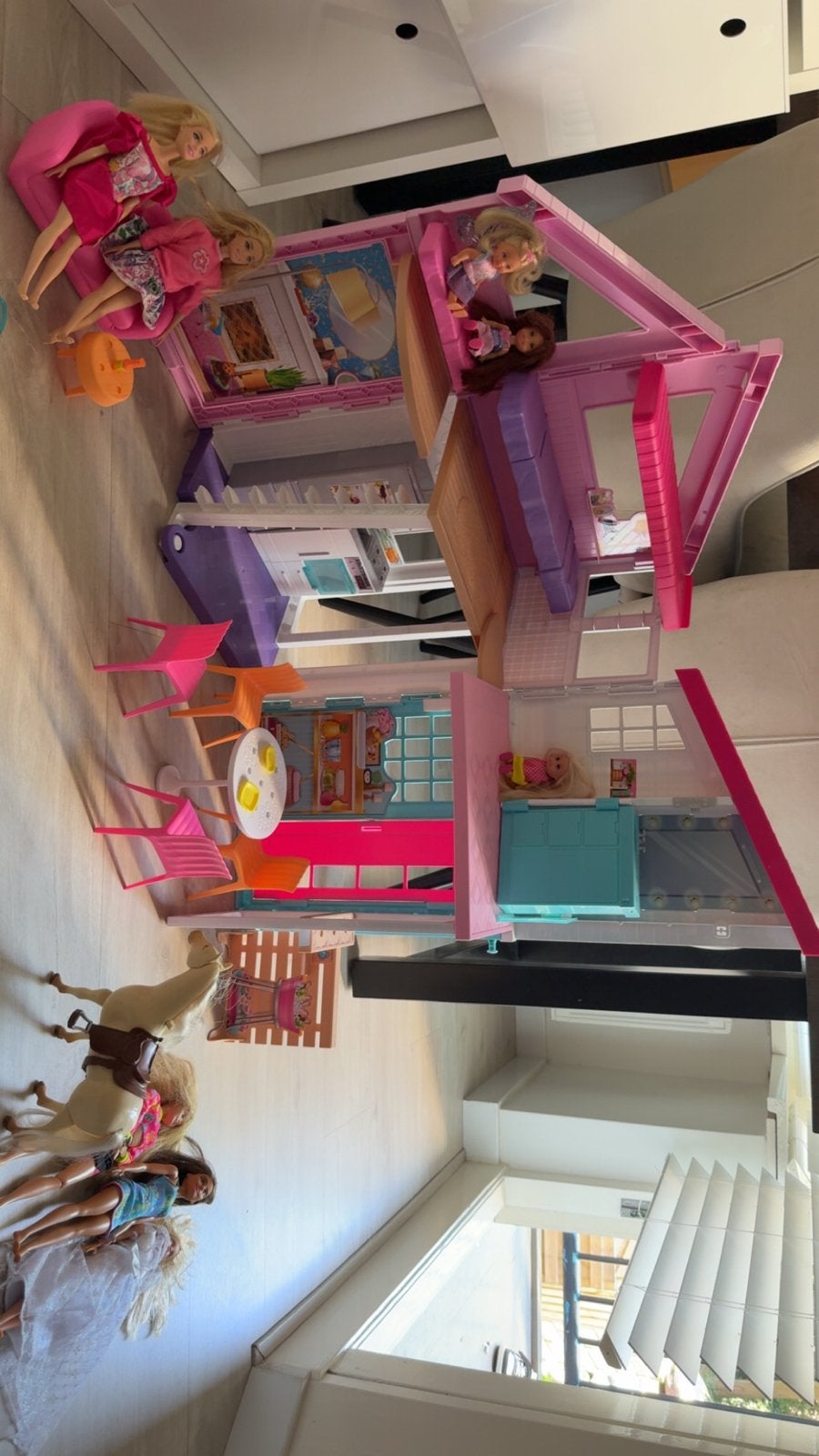 NIEUW Barbie Droomhuis met veel Barbiepoppen en accessoires, Kinderen en Baby's, Ophalen of Verzenden, Gebruikt, Barbie