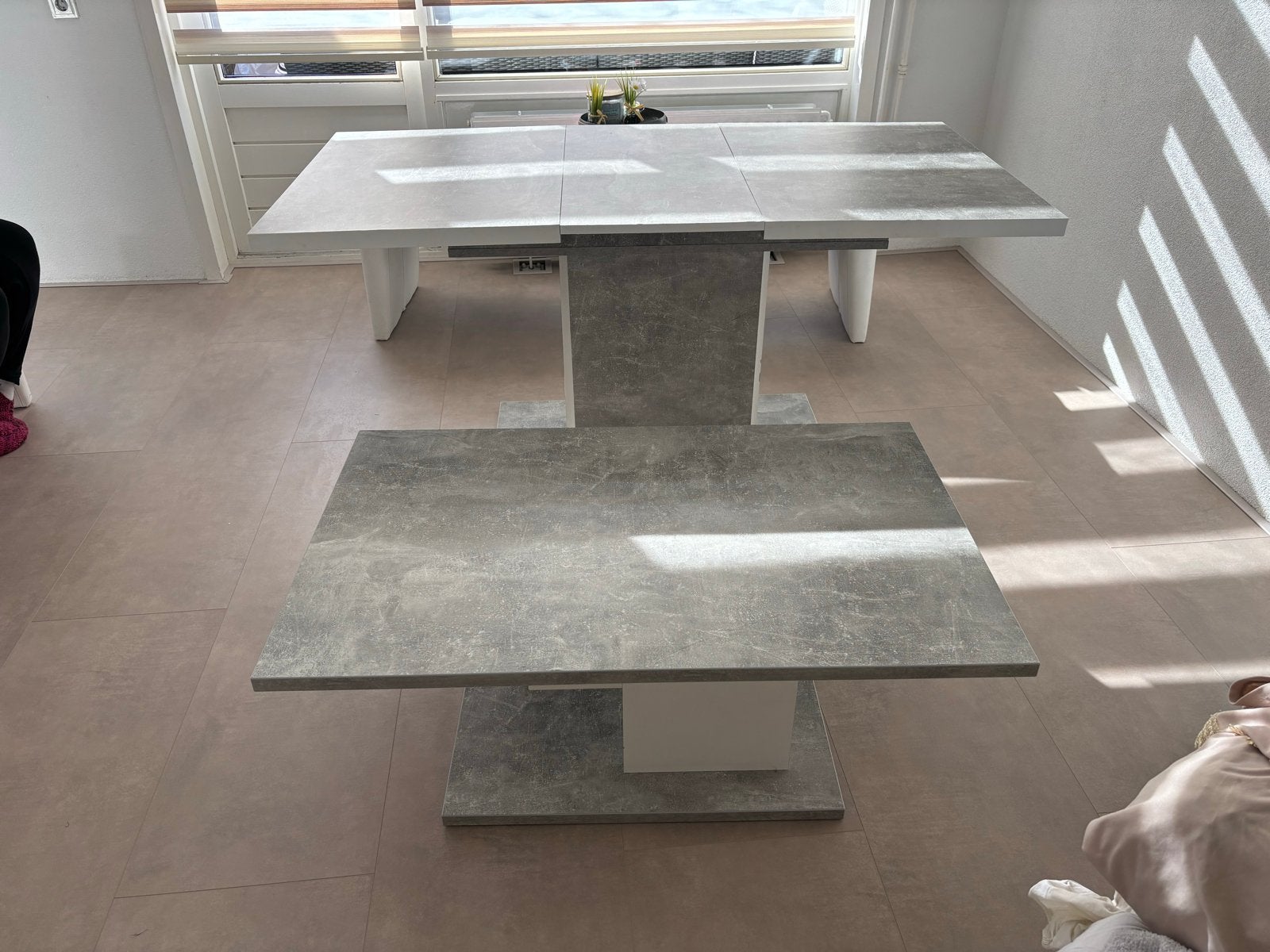 Uitschuifbare eettafel - Modern design, Huis en Inrichting, Ophalen, Overige materialen, 100 tot 150 cm, Zo goed als nieuw