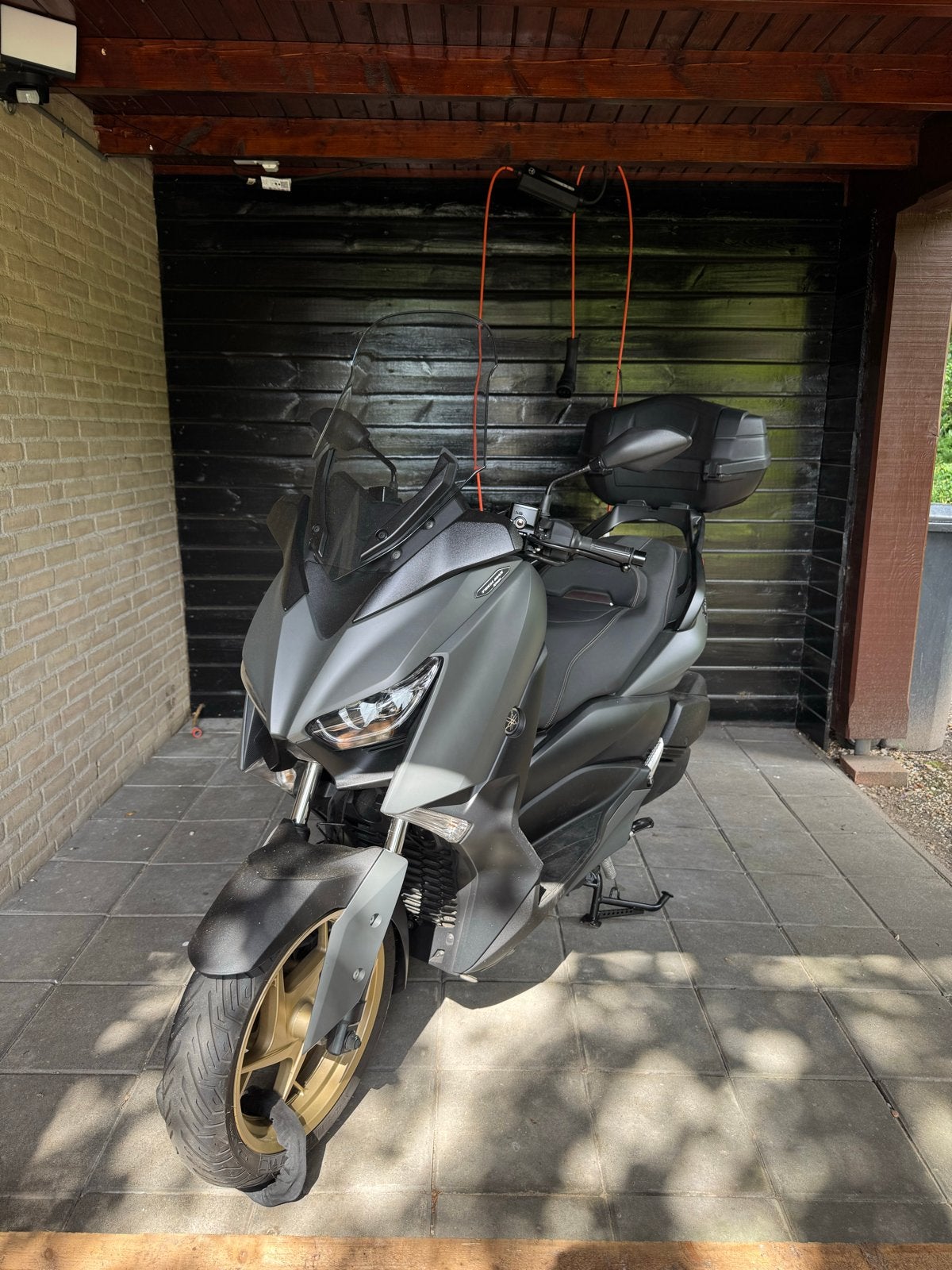 Yamaha XMAX Tech met hoge voorruit en topkoffer, Motoren, Handvatverwarming, Scooter, 300 cc, Gebruikt