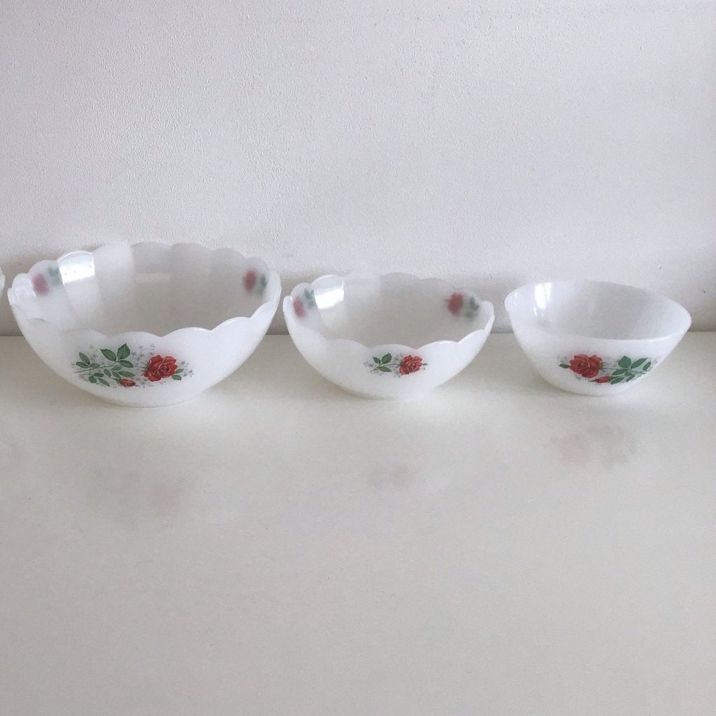 3 vintage schalen Arcopal - melkglas – rozen, Gebruikt, Ophalen of Verzenden, Overige stijlen, Glas