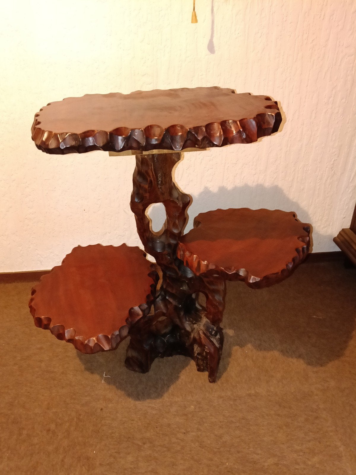 Unieke handgesneden houten bijzettafel met 3 bladen, Ophalen, Rustiek, Organisch, Handgesneden, Zo goed als nieuw, 75 cm of meer