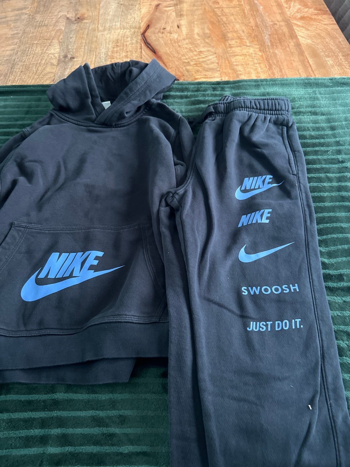 Nike Trainingspak - Hoodie & Joggingbroek (Maat L 147-158 cm, Ophalen, Gebruikt, Jongen of Meisje