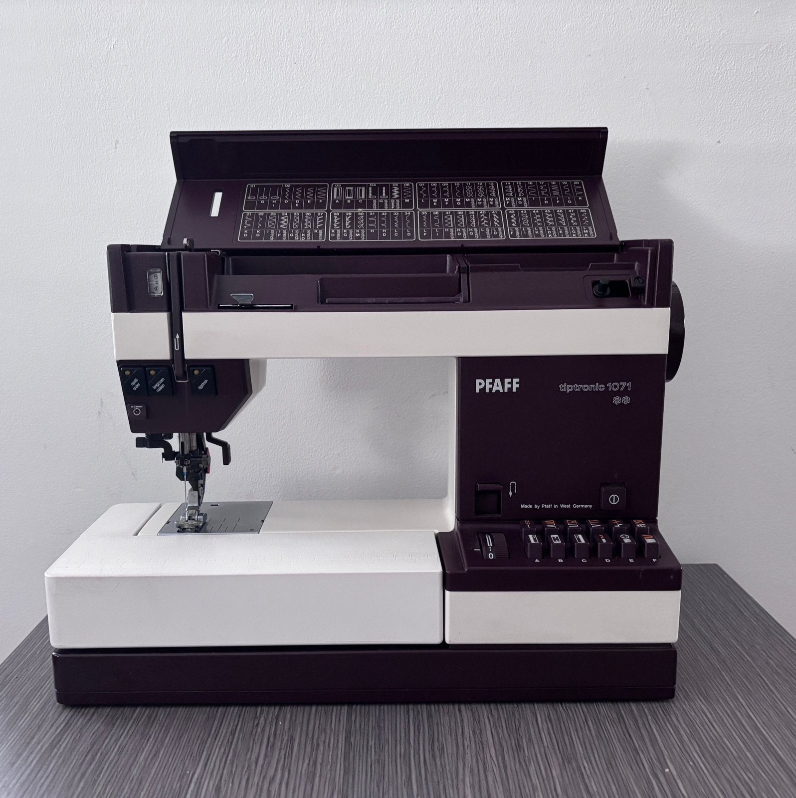 Pfaff 1071 met boventransport incl. Onderhoudsbeurt, Hobby en Vrije tijd, Ophalen, Zo goed als nieuw, Naaimachine, Pfaff