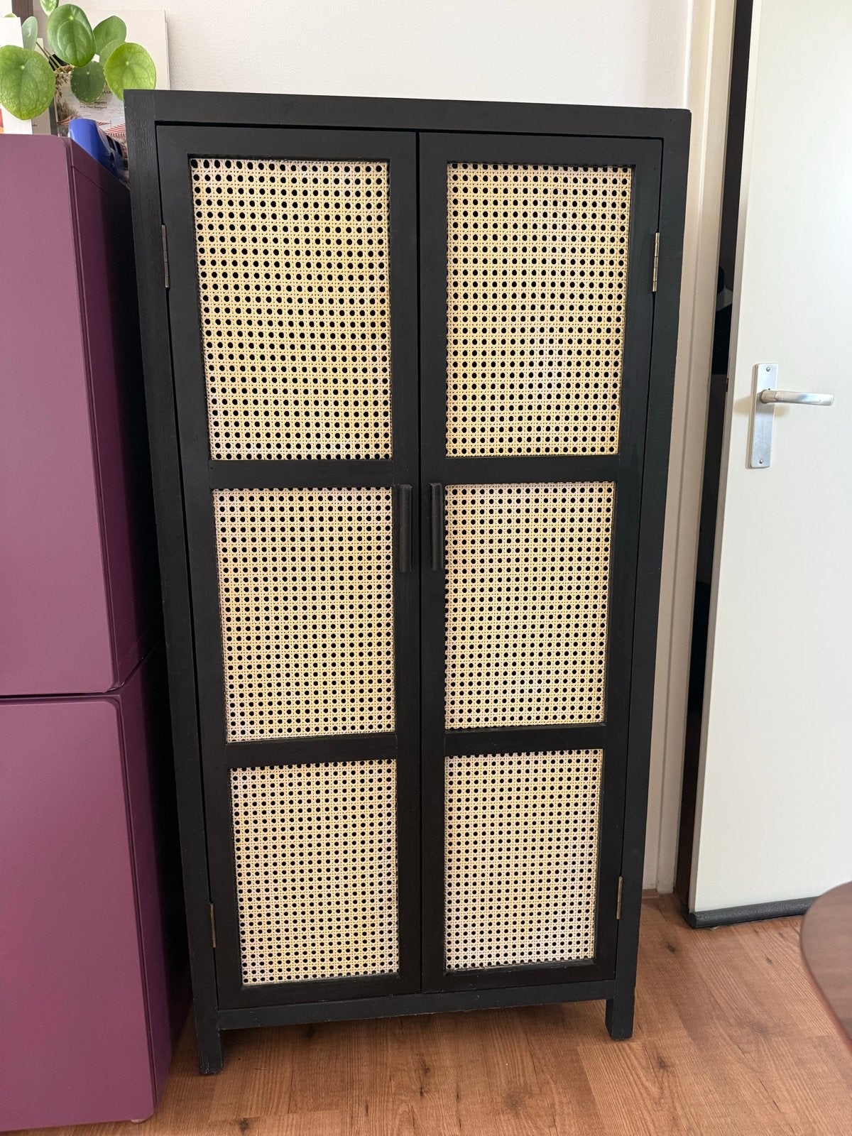 Zwarte rotan kast 140x90 cm met 2 planken, Ophalen, Overige materialen, Gebruikt, 100 tot 150 cm