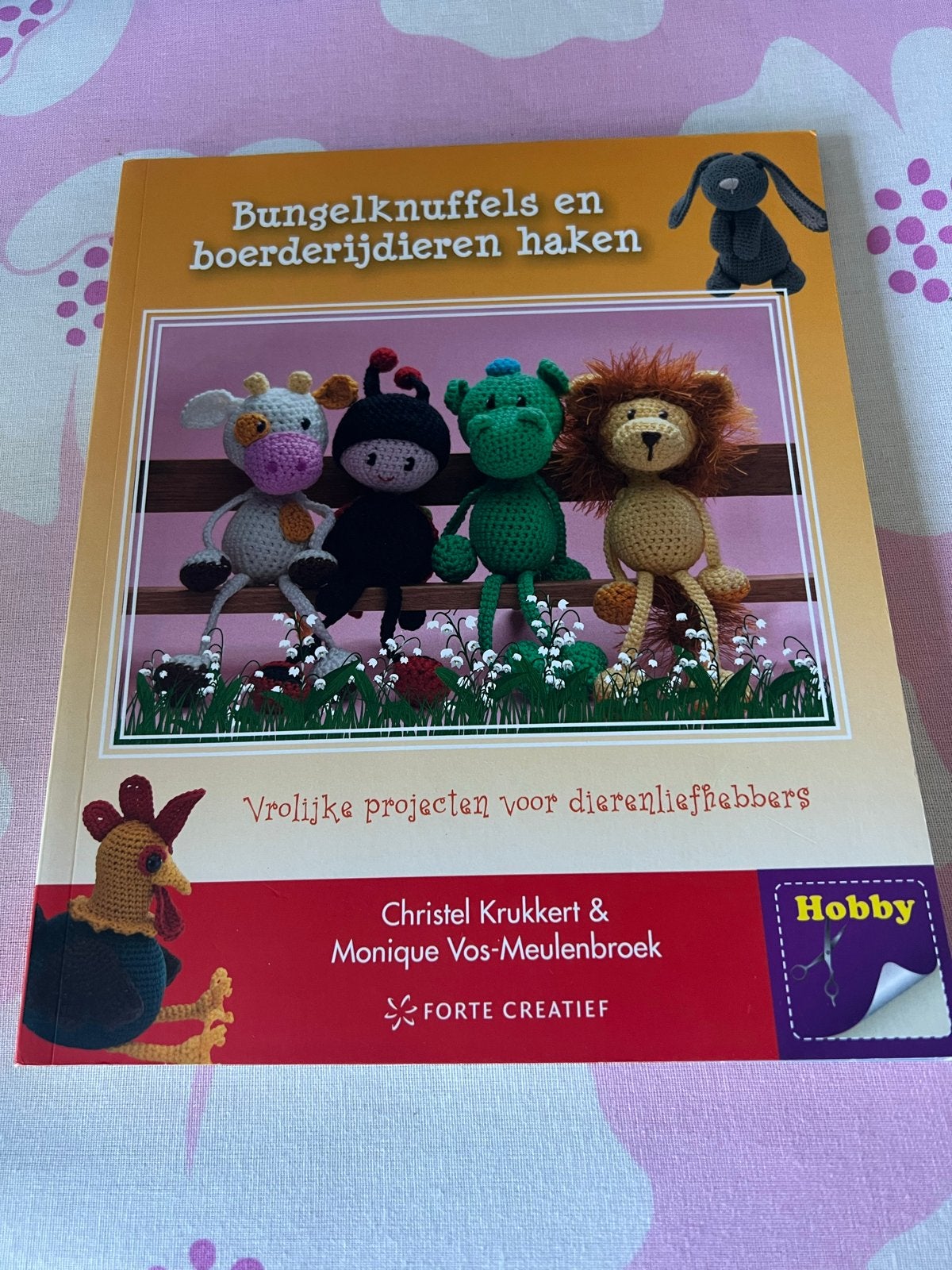 Bungelknuffels en boerderijdieren haken - Hobbyboek, Boeken, Ophalen of Verzenden, Zo goed als nieuw, Breien en Haken, Geschikt voor kinderen