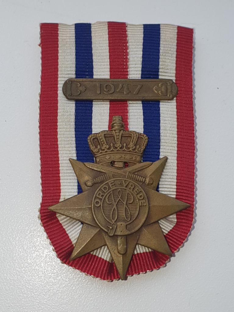 KNIL Orde en Vrede ereteken onderscheiding 1947, Verzenden, Landmacht, Nederland, Boek of Tijdschrift