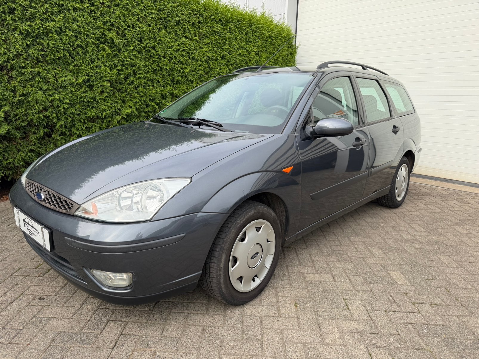Ford Focus 1.6 16v Futura 100pk wagon airco trekhaak, Auto's, Dealer onderhouden, 1049 kg, Zwart, 4 cilinders