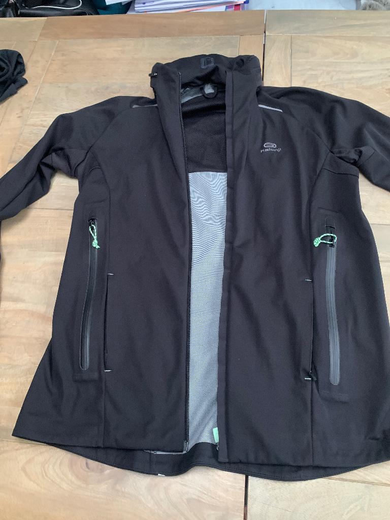 Nieuw mooi zwart sportjack van Decatlon mt 40, Maat 38/40 (M), Zwart, Nieuw, Ophalen of Verzenden