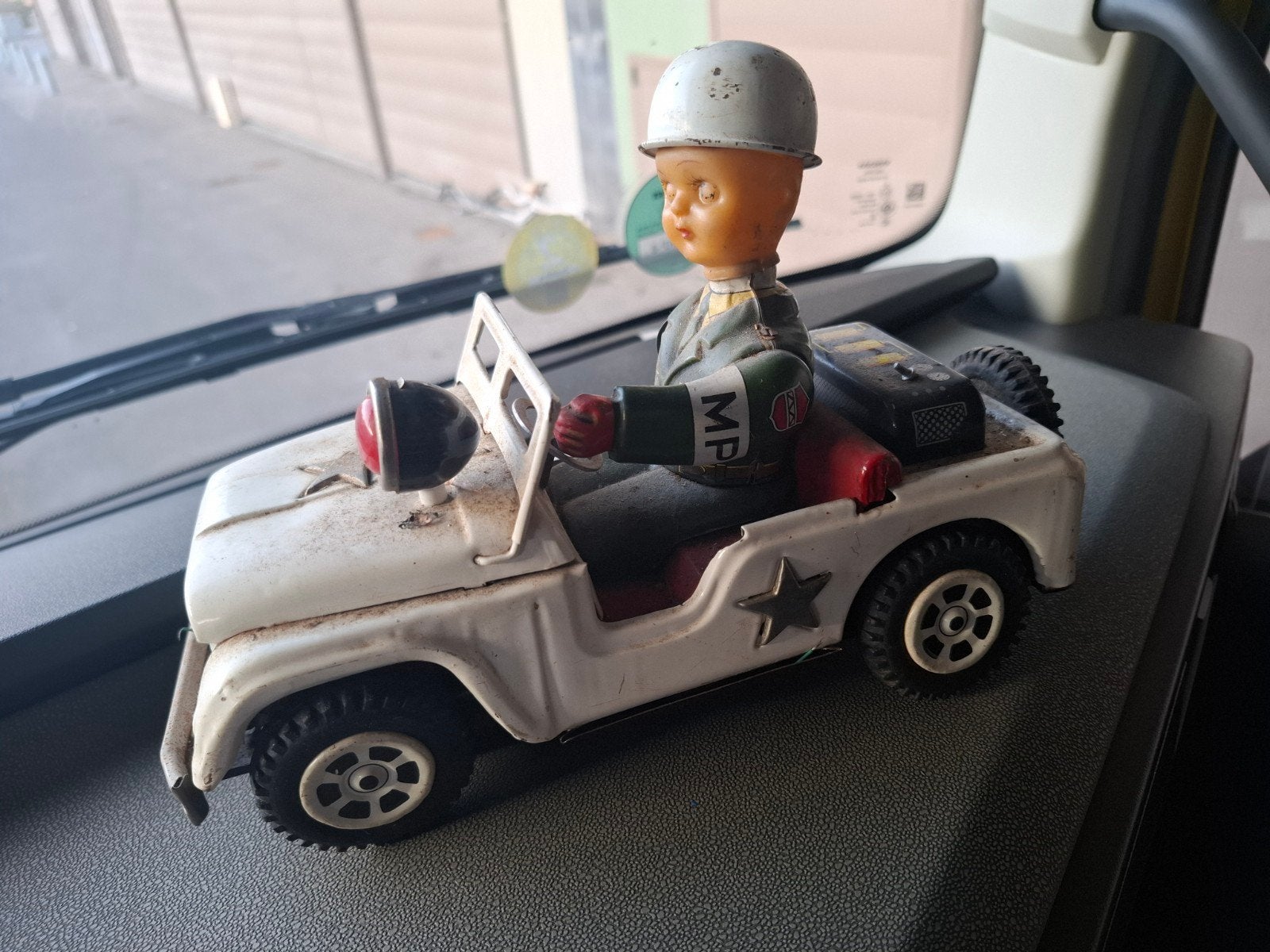Vintage blikken speelgoedjeep met soldaat (MP), Ophalen of Verzenden