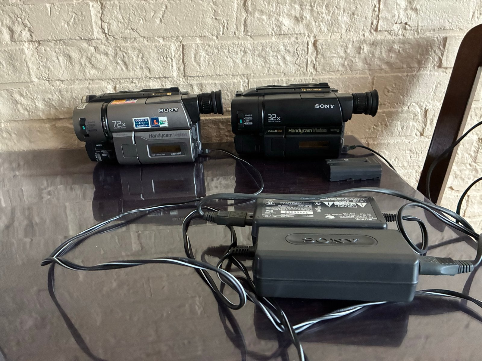 Twee Sony Handycam Vision videocamera's met accessoires, Audio, Tv en Foto, Gebruikt, Sony, Camera, Ophalen of Verzenden