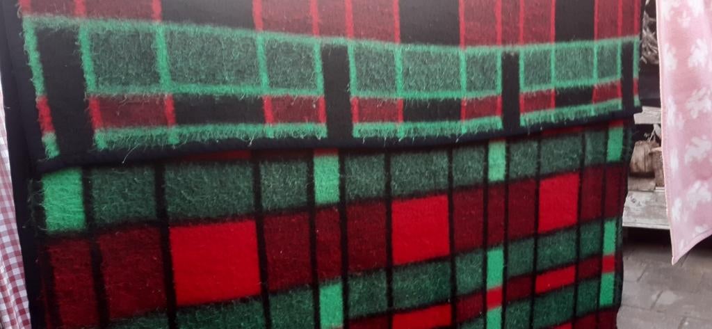 Mooie rood geruite deken lekker zacht, warme kleuren, Ophalen of Verzenden, Gebruikt