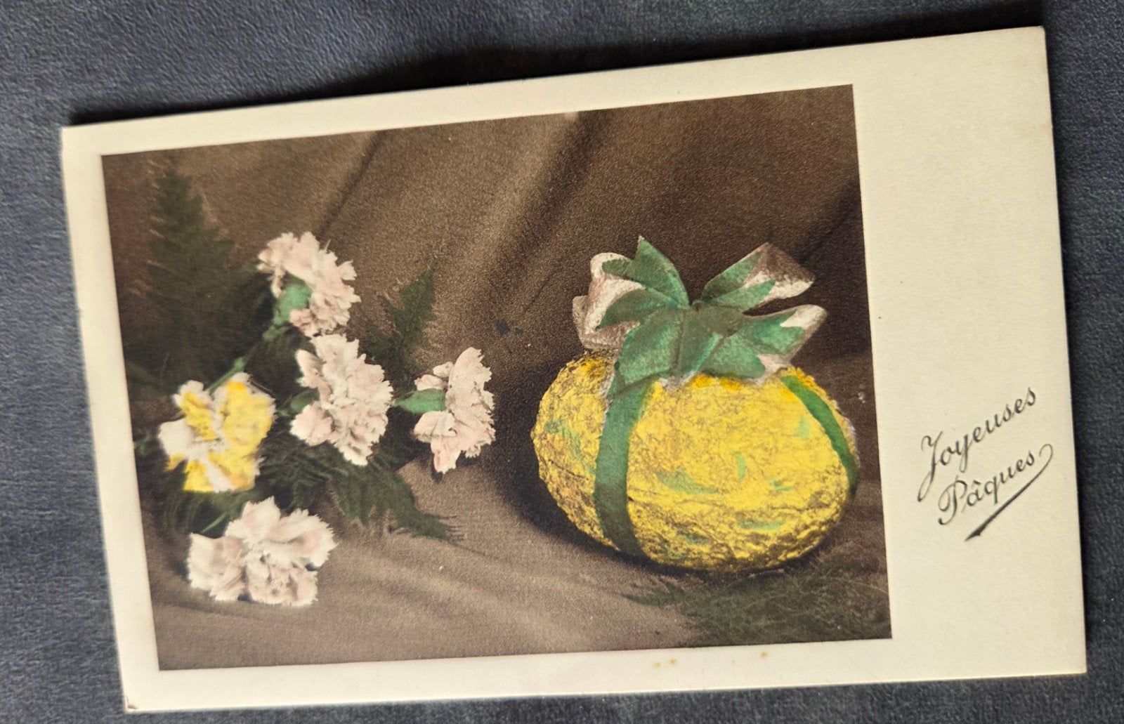Oude Paaskaart 'Joyeuses Pâques' met bloemen en cadeau, Verzenden, 1940 tot 1960, Gelopen, Overige thema's