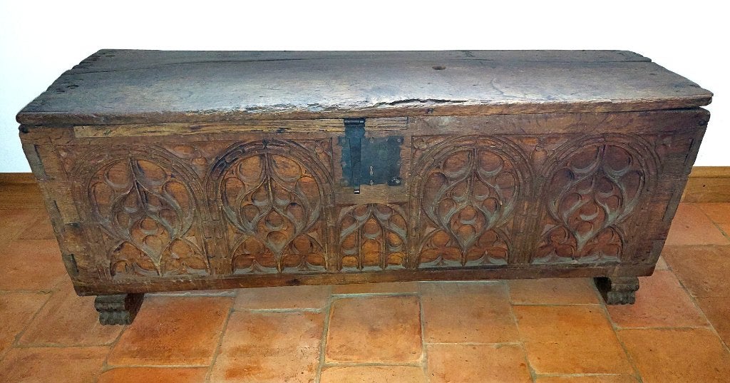 Antieke houten kist met prachtig gotisch houtsnijwerk, Ophalen