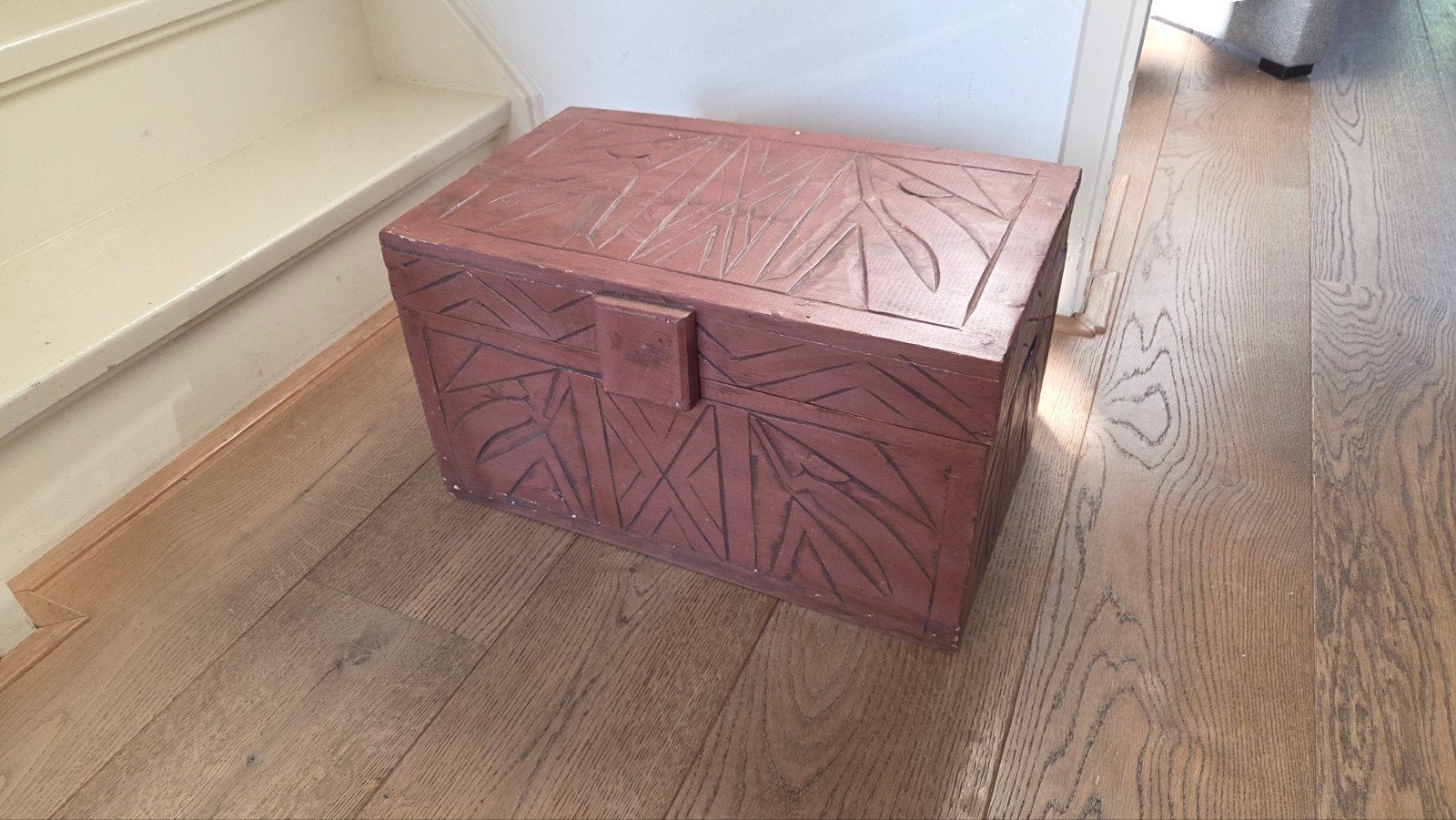 Houten kist met houtsnijwerk, Ophalen, Minder dan 50 cm, Gebruikt, Minder dan 50 cm