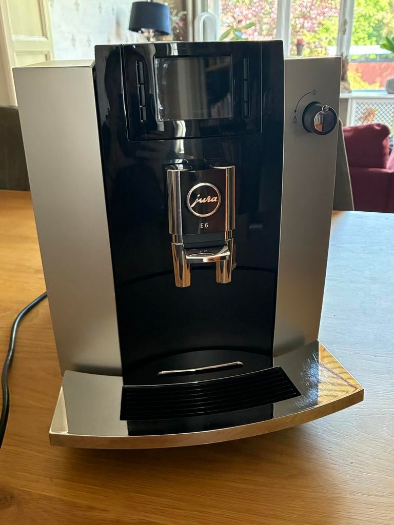 Jura E6 TFT Volautomatische Koffiemachine - Zwart/Zilver, Ophalen, Afneembaar waterreservoir, Gebruikt, Koffiemachine