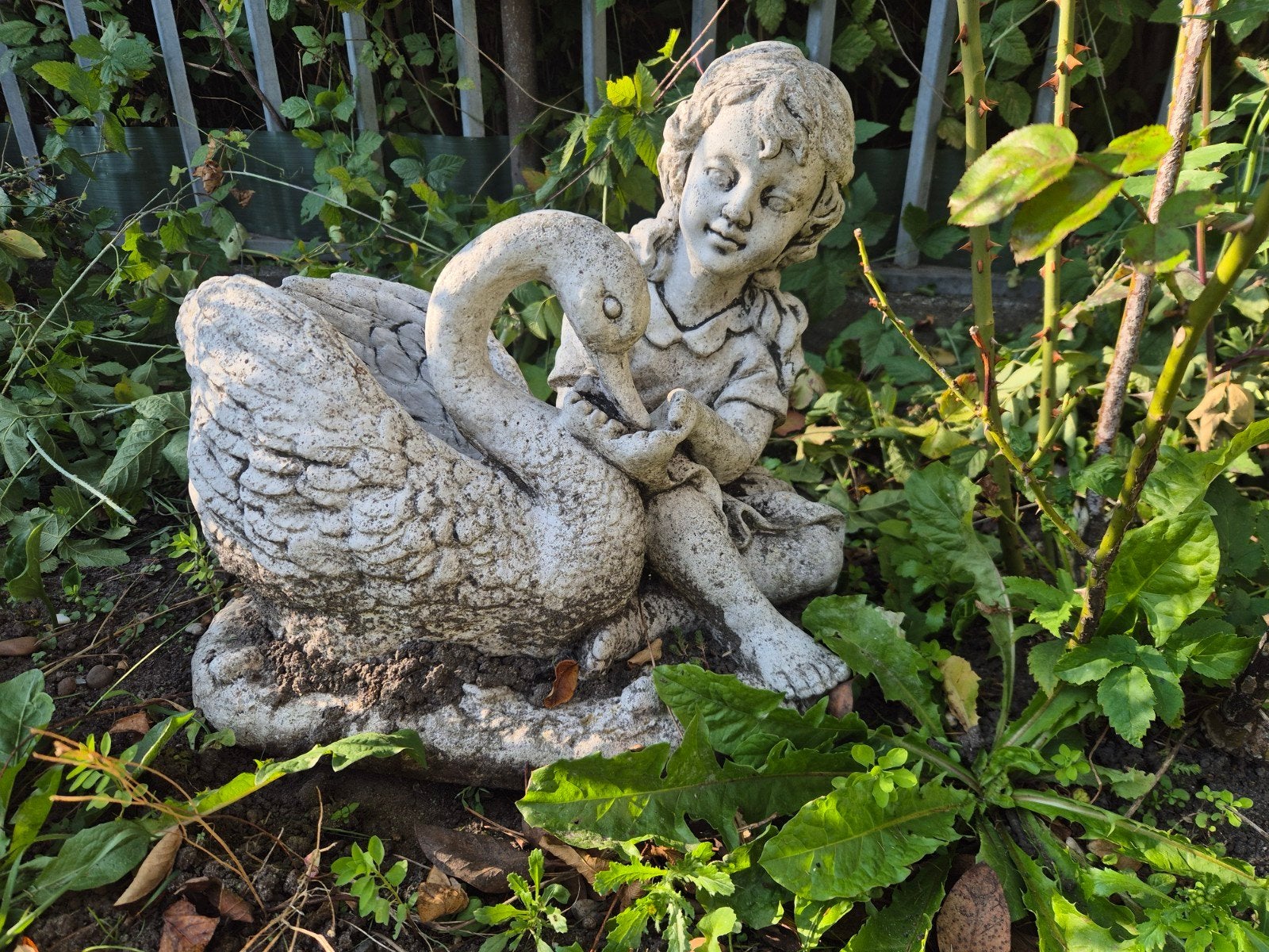 Vintage Tuinbeeld: Meisje met Zwaan van Steen, Tuin en Terras, Ophalen, Gebruikt, Steen, Mensenbeeld
