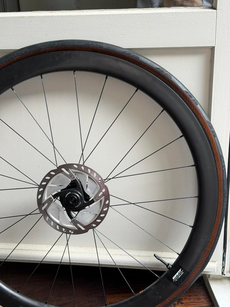 Giant SLR 2 42mm Carbon Front Wheel – Tubeless + Disc & Tyre, Fietsen en Brommers, Fietsonderdelen, Ophalen, Zo goed als nieuw
