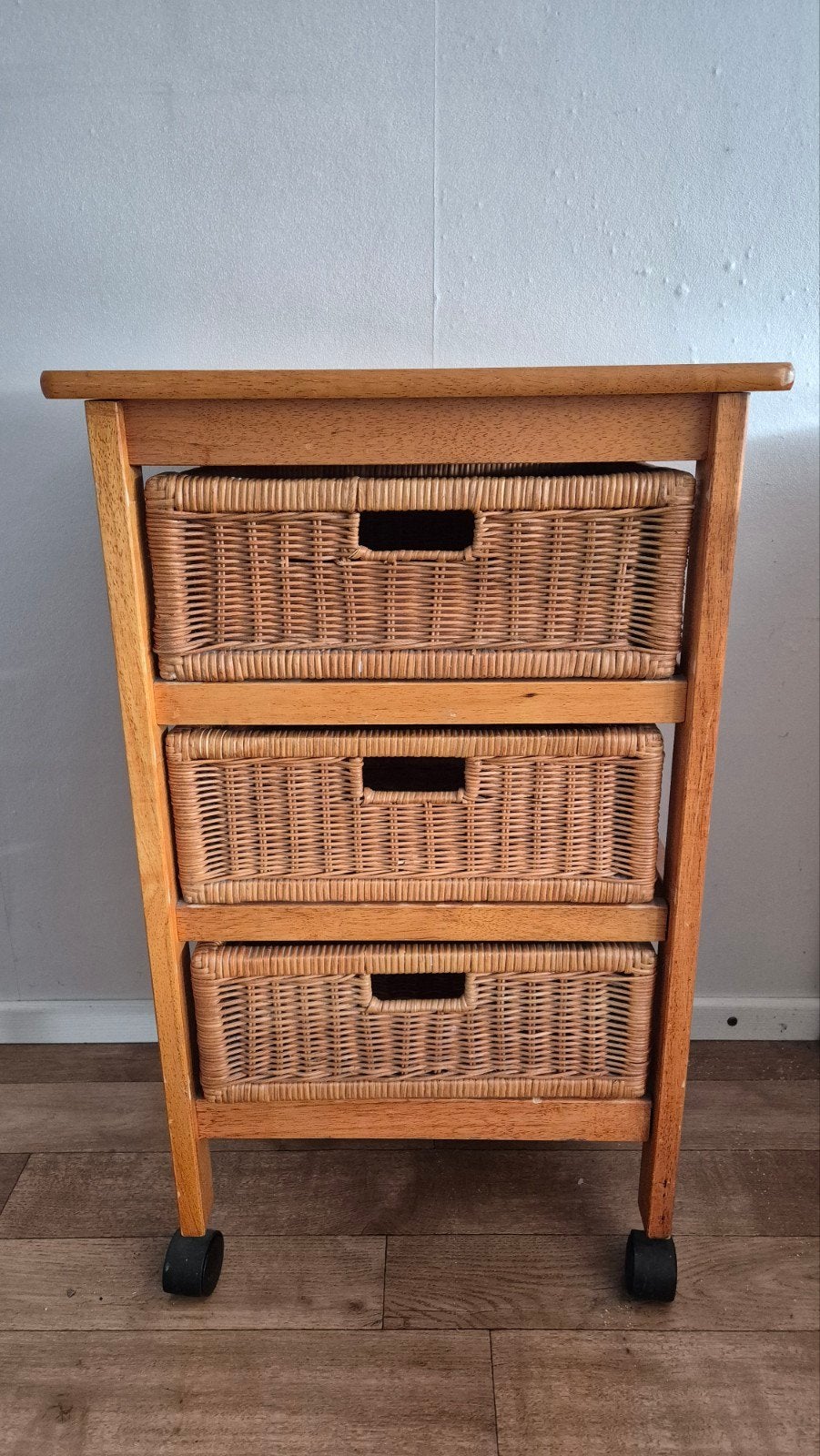 Houten ladekastje met 3 rieten manden op wieltjes, Huis en Inrichting, Ophalen, Minder dan 50 cm, Gebruikt, Overige houtsoorten