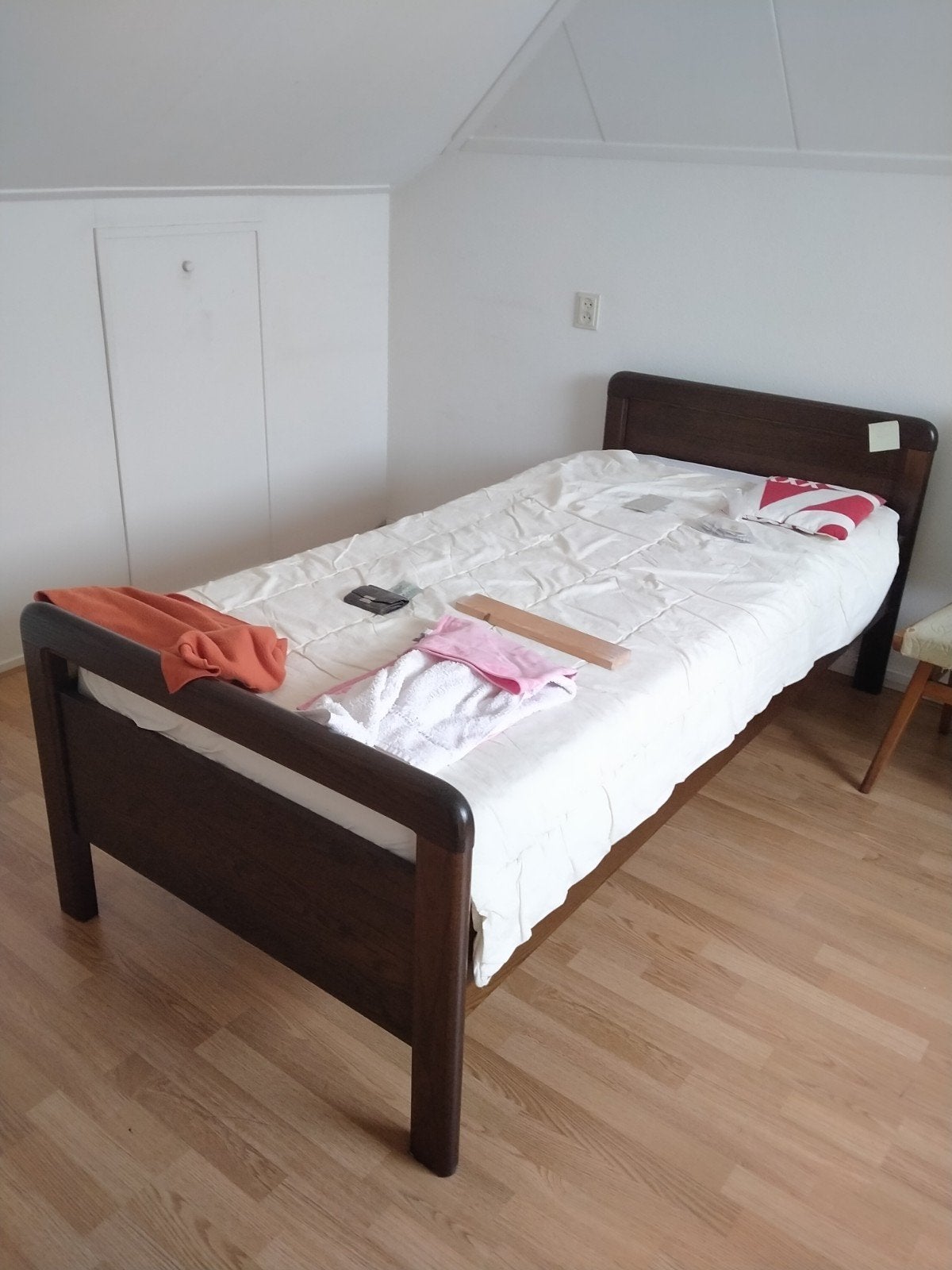 Eenpersoonsbed 200x90 cm met matras en lattenbodem, Gebruikt, 90 cm, Eenpersoons, Bruin
