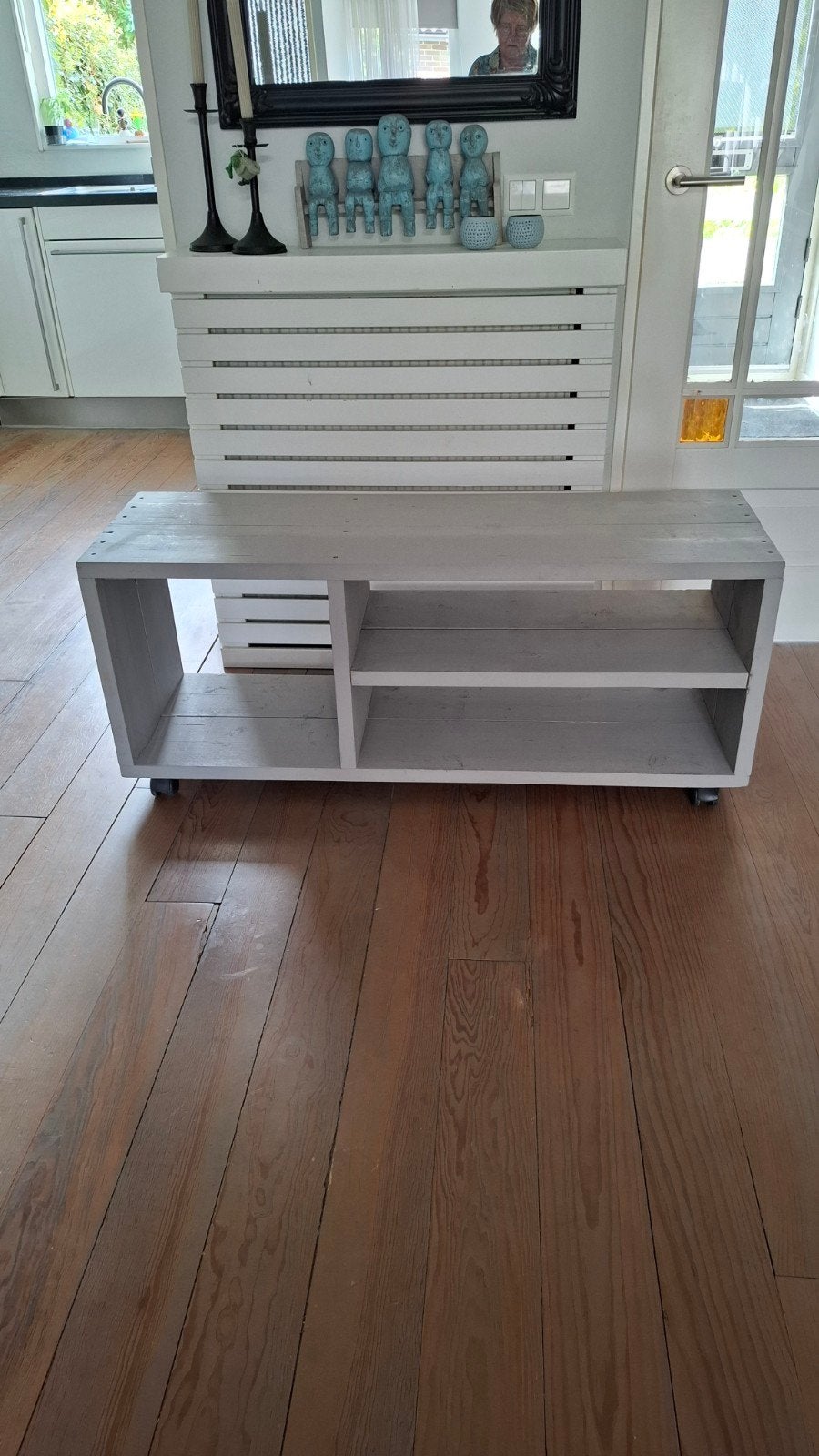 steigerhouten tv meubel op wieltjes licht grijs., Ophalen, 100 tot 150 cm, Zo goed als nieuw, Minder dan 100 cm