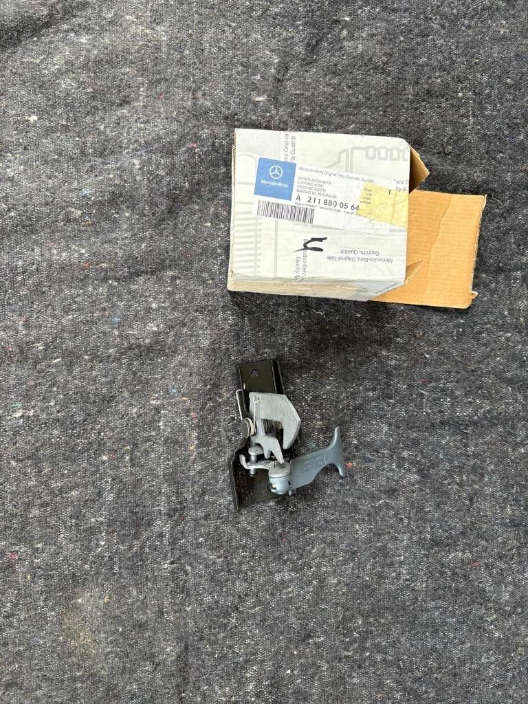 Hood Retaining Hook Genuine Mercedes W211 - A2118800564, Auto-onderdelen, Ophalen of Verzenden, Nieuw, Mercedes-Benz