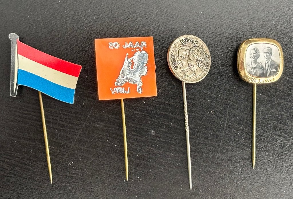 Speldjes Nederland vlag, vrij, Beatrix en Claus vintage, Ophalen of Verzenden, Gebruikt, Overige onderwerpen