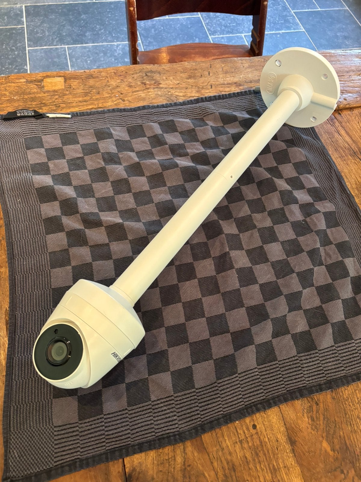 Hikvision camera met paal, Ophalen of Verzenden, Zo goed als nieuw