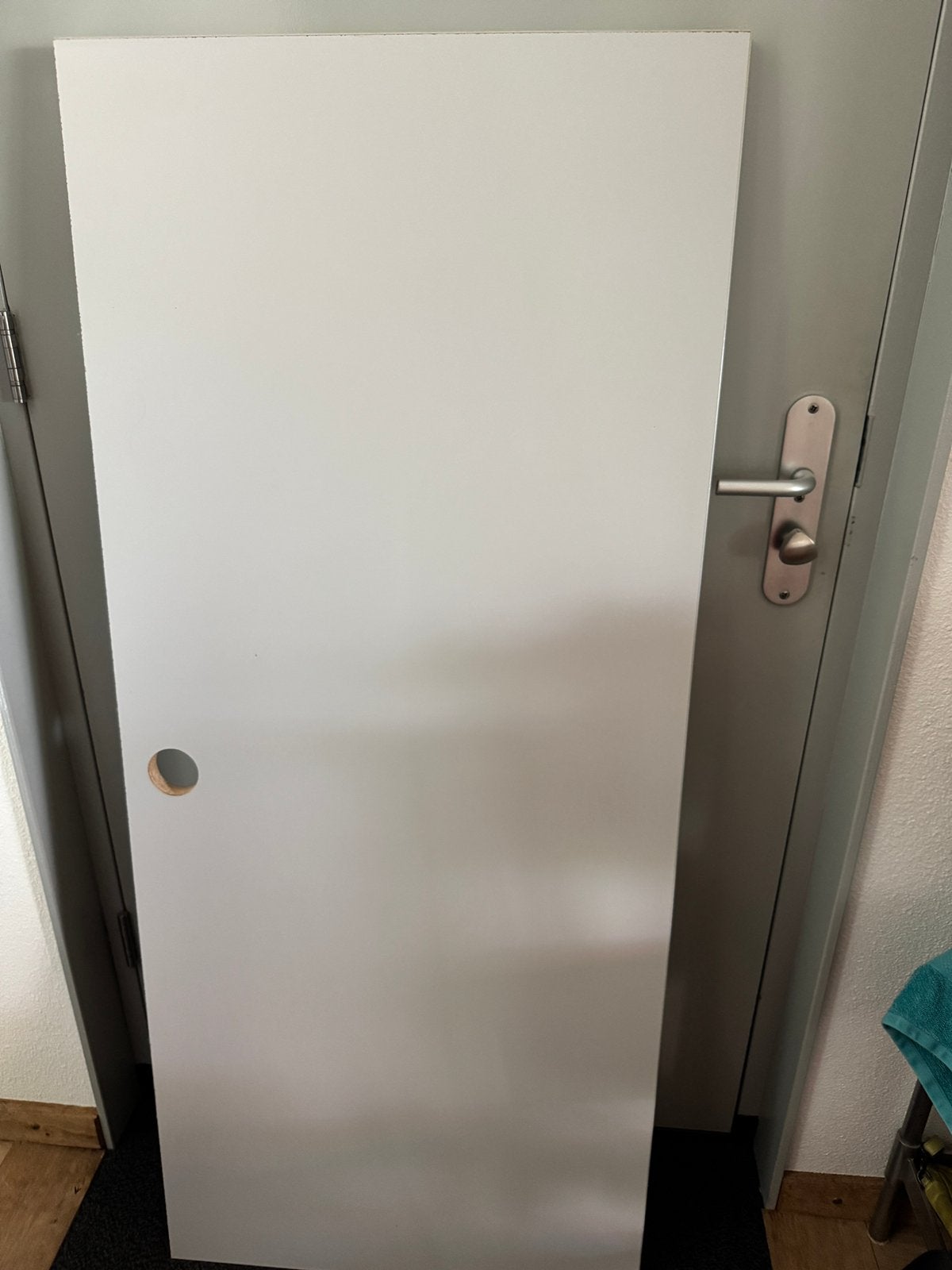Gratis af te halen bureau met stalen poten en computersteun., Huis en Inrichting, Bureaus, Ophalen, Demontabel, Gebruikt, 150 cm