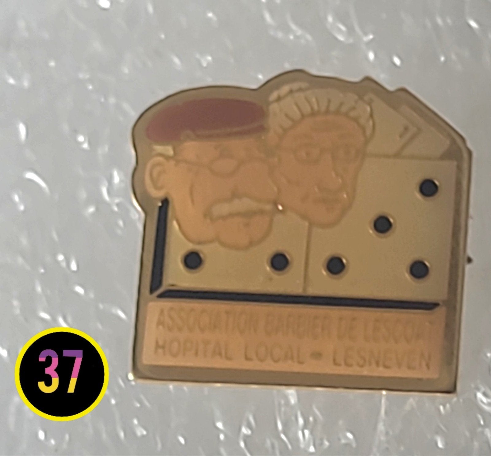 Vintage pin 'Association Barbier de Lescont Hopital Local', Verzenden