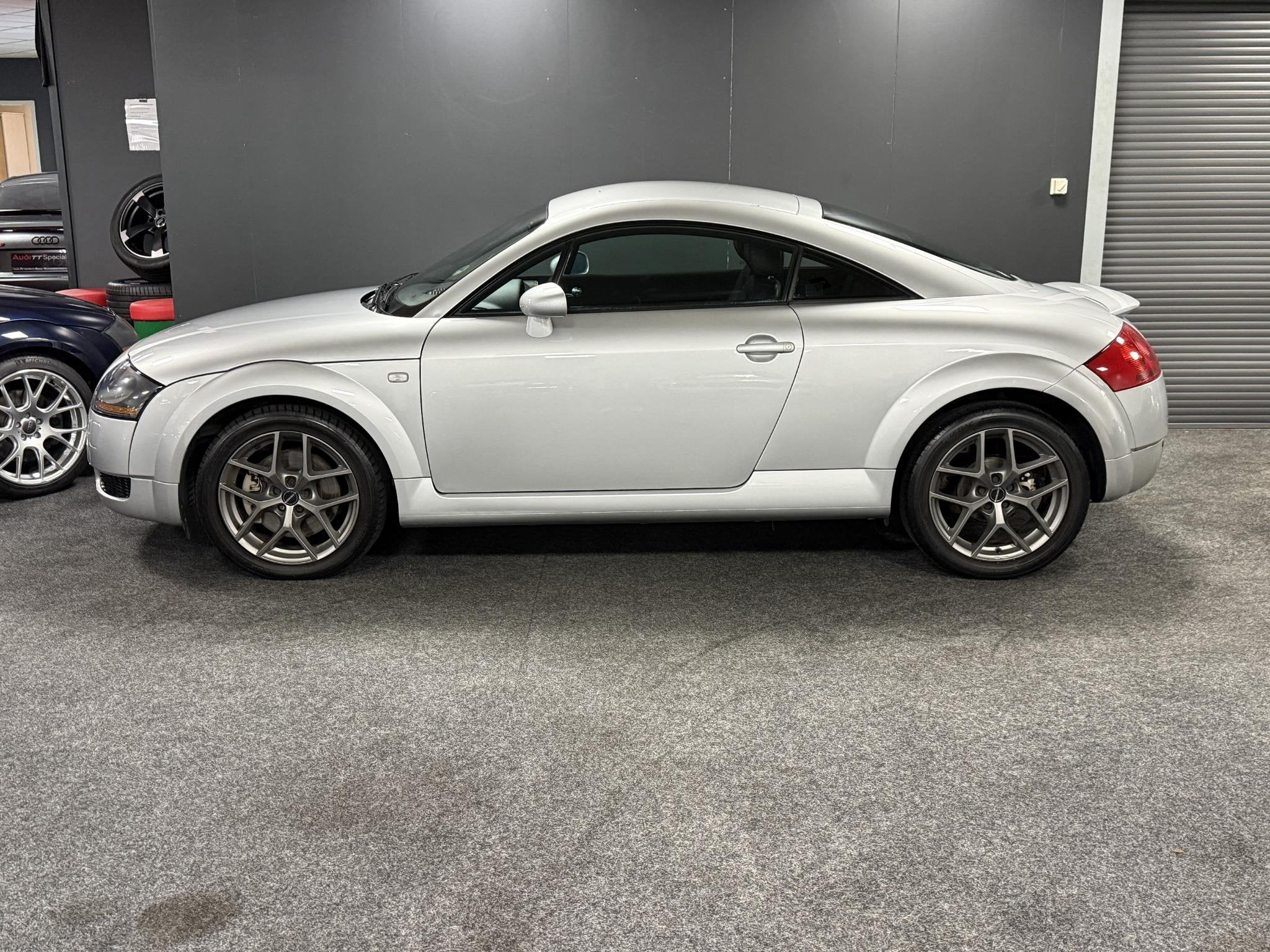 Audi TT 1.8 5V Turbo 180PK Nette Staat, Auto's, Voorwielaandrijving, TT, Gebruikt, Zwart