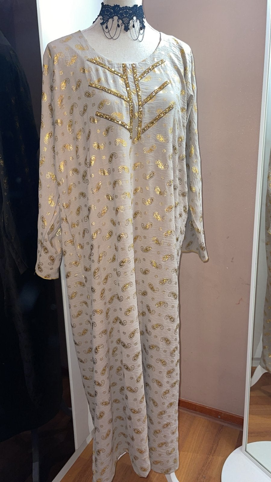 Elegante Kaftan met Gouden Paisley Print, Beige, Zo goed als nieuw, Onder de knie, Ophalen