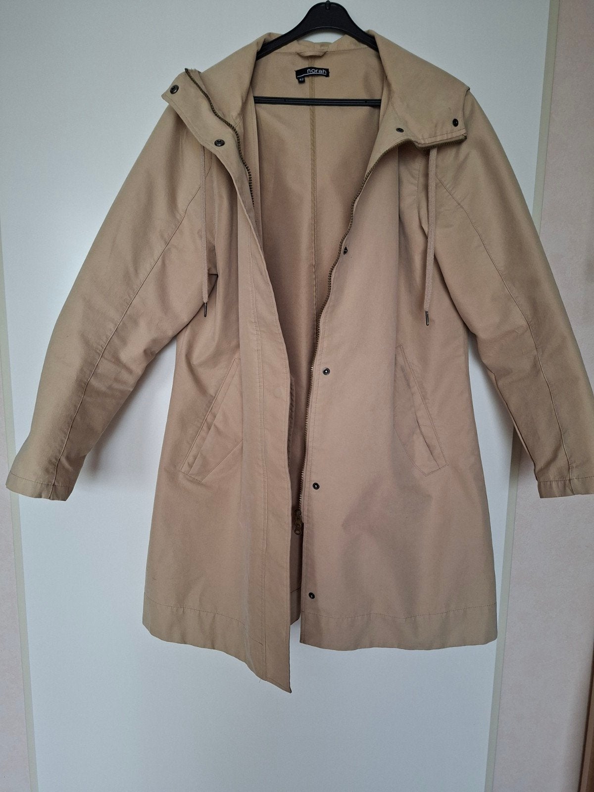 Stoere Norah regenjas mt 42, Ophalen of Verzenden, Zo goed als nieuw, Maat 42/44 (L), Beige