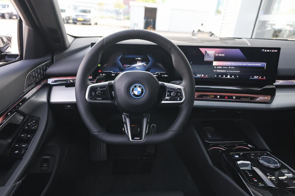 BMW i5 eDrive40 M Sport / Panoramadak / Bowers & Wilkins / S, Automaat, 2095 kg, Achterwielaandrijving, Zwart