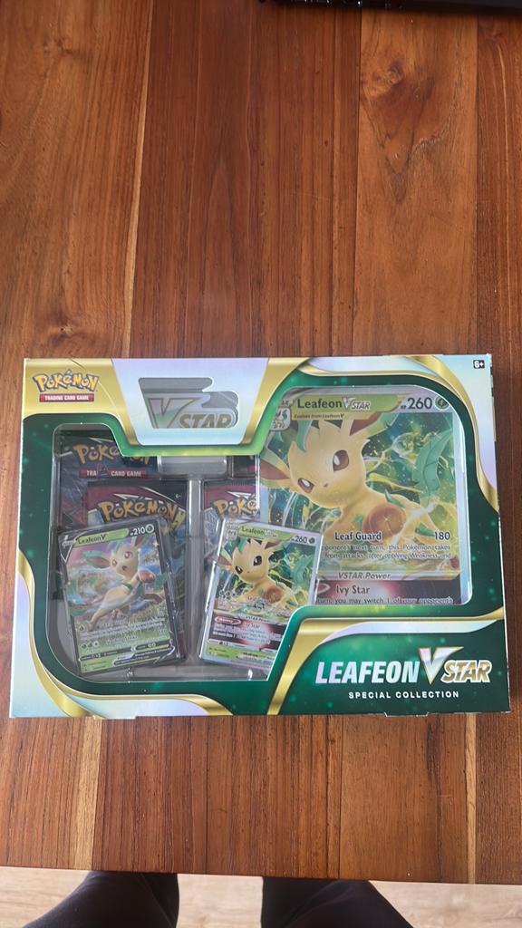 Leafeon Vstar Special Collection box, Ophalen of Verzenden, Nieuw, Boosterbox