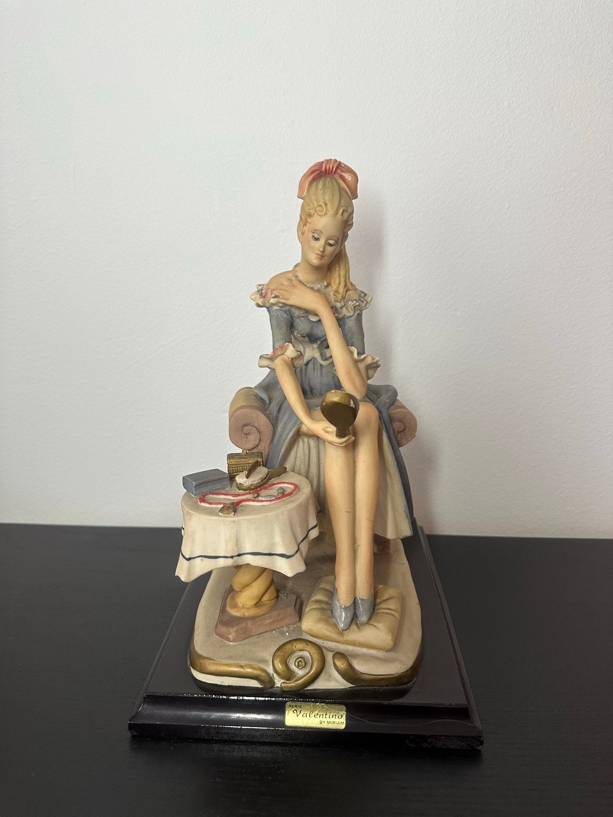 VALENTINO BY MIRIAM - Standbeeld | Kitsch | Kunst | Artdeco, Ophalen of Verzenden, 20 - 50 cm, Beeld, Meerkleurig