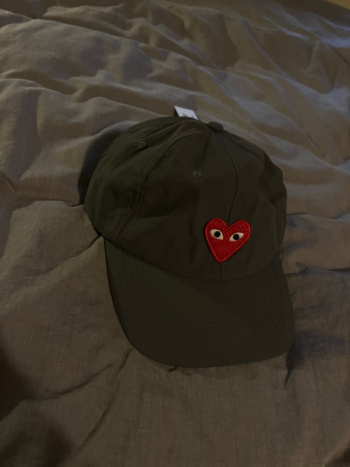 Comme des Garçons PLAY Pet met hartje - Nieuw met kaartje, Ophalen of Verzenden, Nieuw, One size fits all, Pet