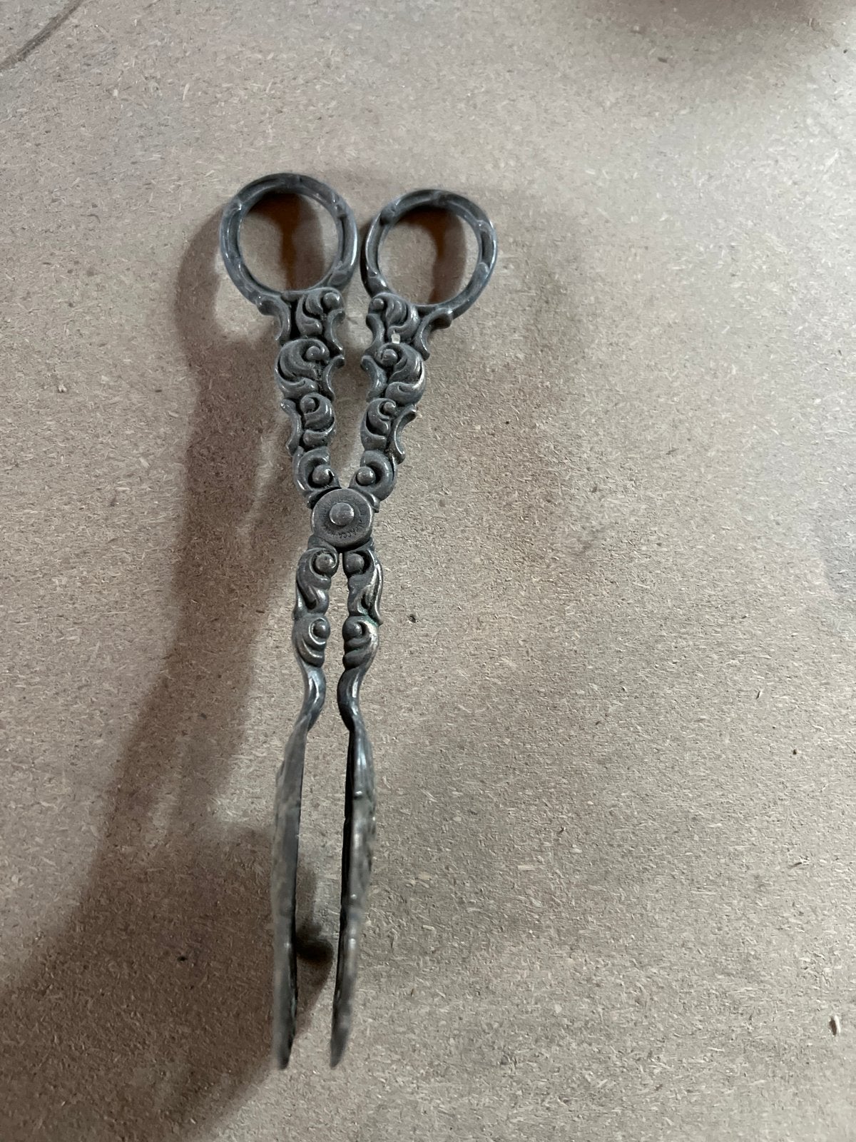 Antieke Suikertang met Sierlijke Decoratie, Antiek en Kunst, Ophalen of Verzenden