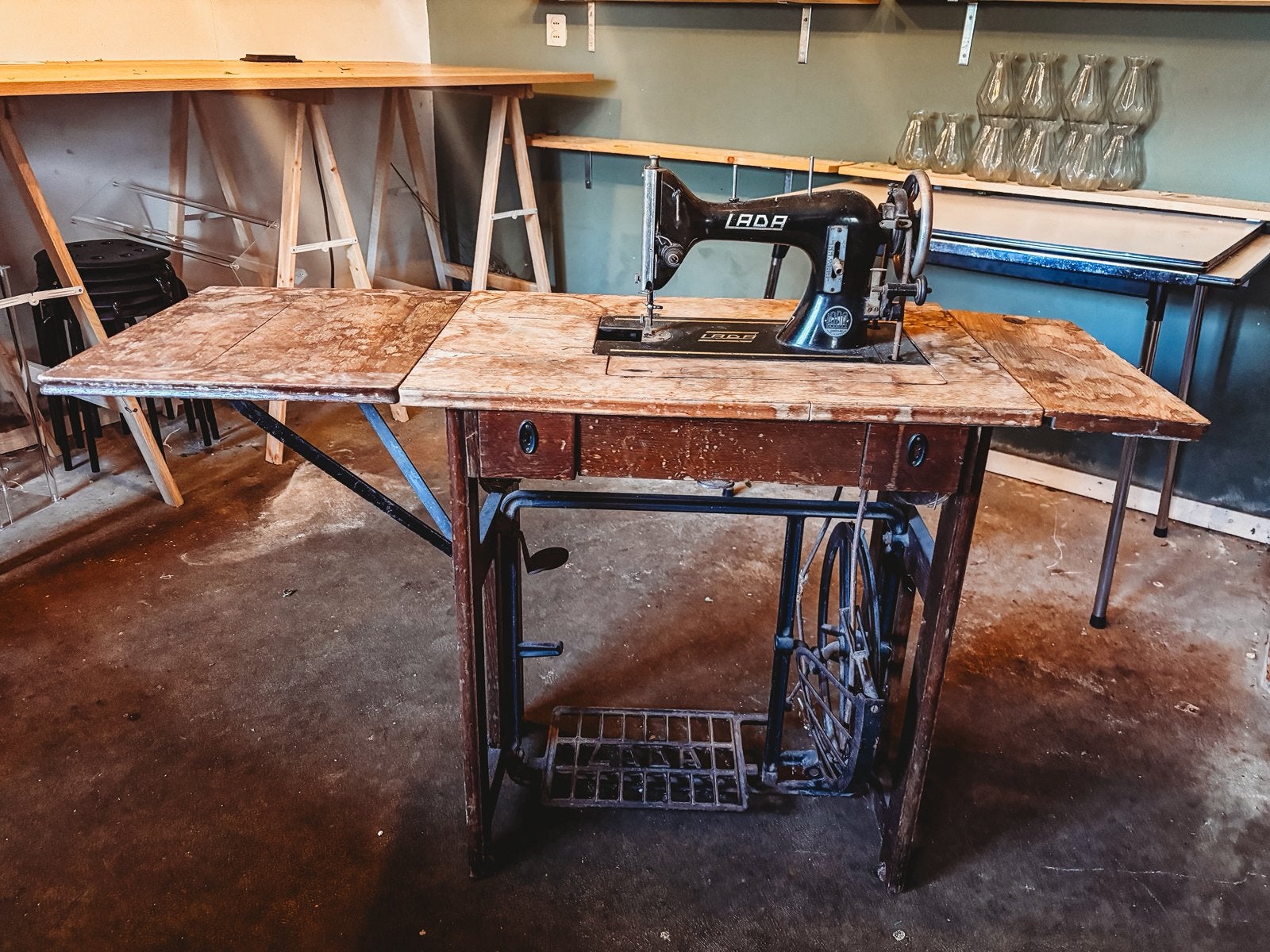 Oude vintage Lada naaimachine, Ophalen