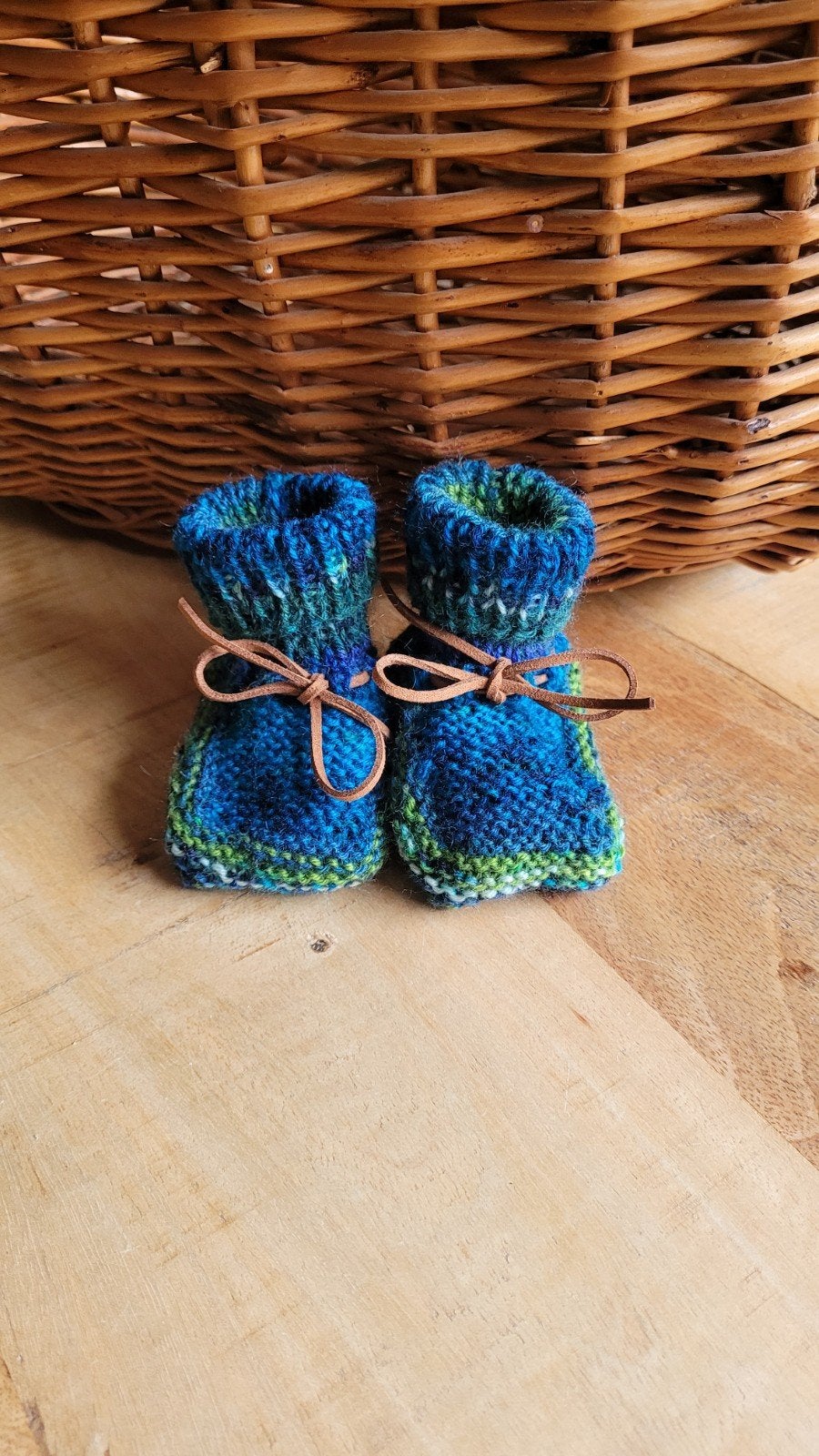 Handgebreide babyslofjes blauw/groen met leren veters, Slofjes, Handgemaakt, Ophalen of Verzenden, Zo goed als nieuw