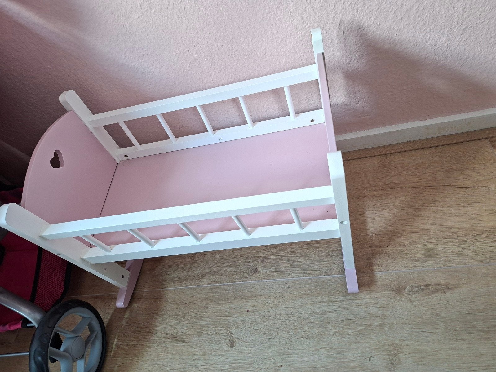 Roze houten poppenbedje met hartjes en strik, Kinderen en Baby's, Speelgoed | Poppen, Ophalen, Gebruikt, Overige typen