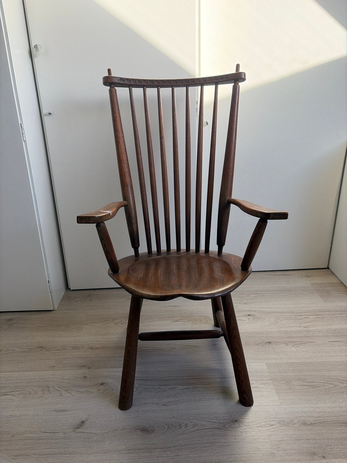 Houten stoel met armleuningen, Ophalen