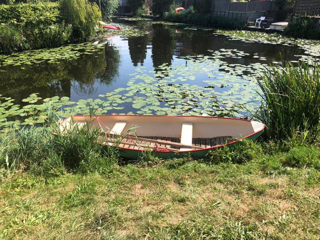 Roeiboot. Bodem moet gerepareerd worden., Ophalen, Gebruikt, 4 m, Staal