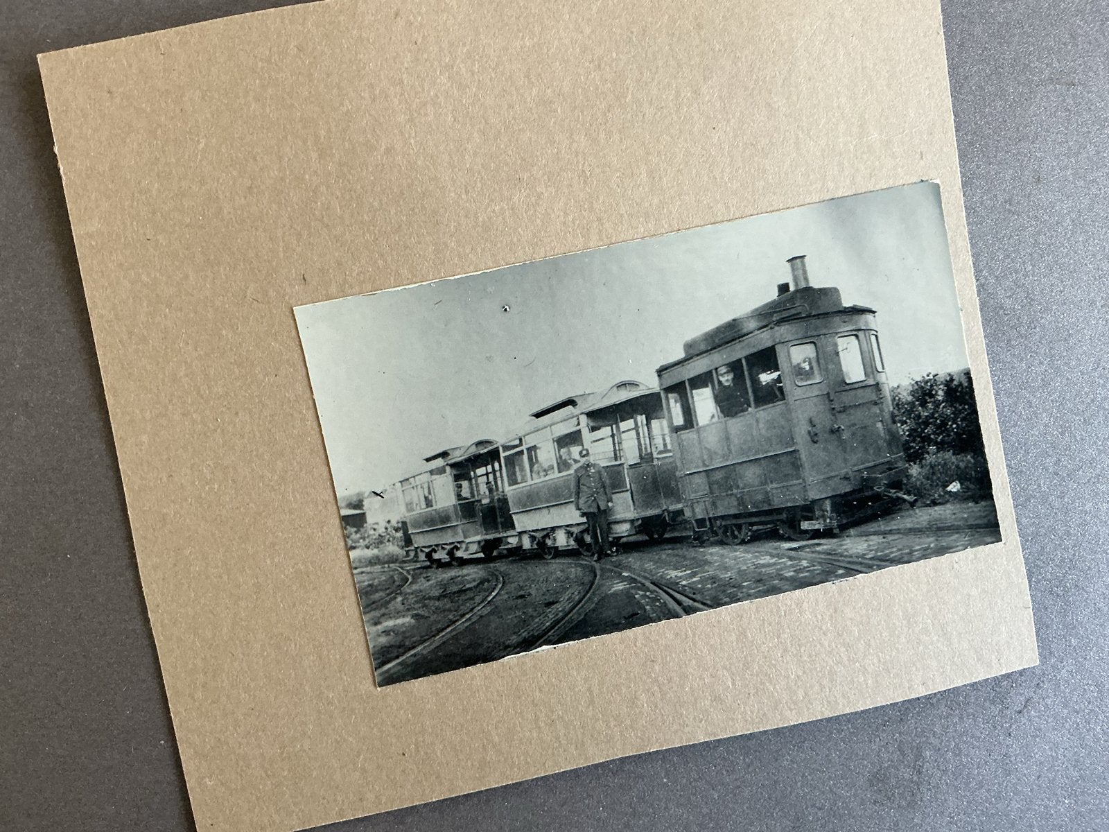 Oude foto van stoomtram met aanhangwagens, Gebruikt, Verzenden, Foto, Voor 1940