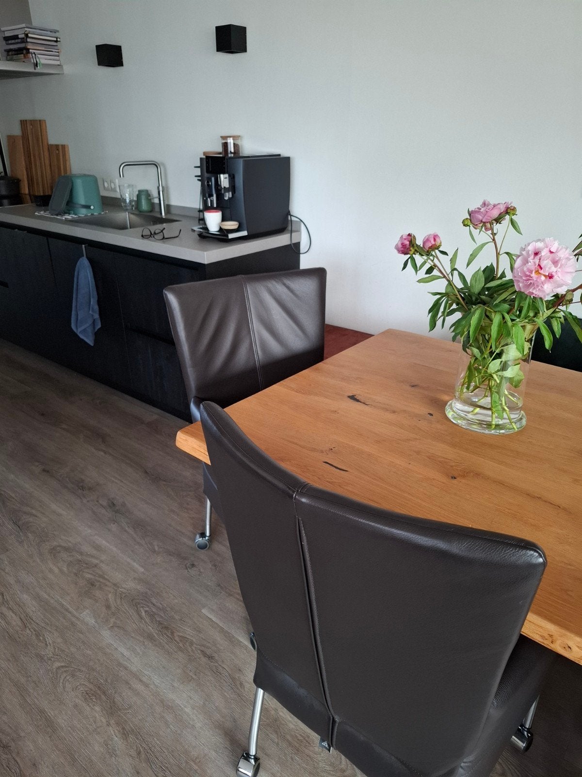 Luxe eetkamerstoel met armleuningen en wieltjes, Ophalen, Modern, Comfortabel, Gebruikt, Bruin