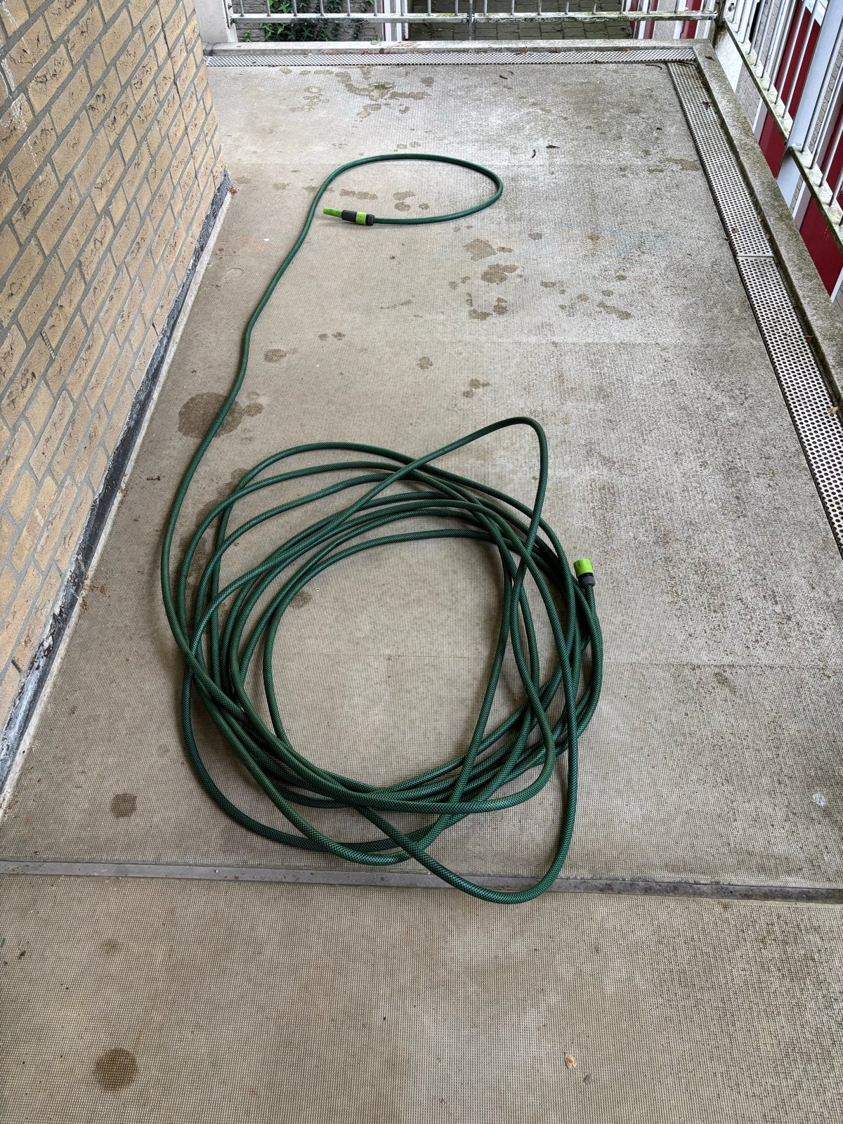 Tuinslang 25 meter met sproeikop en muurbeugel, Ophalen of Verzenden, Gebruikt, Tuinslang