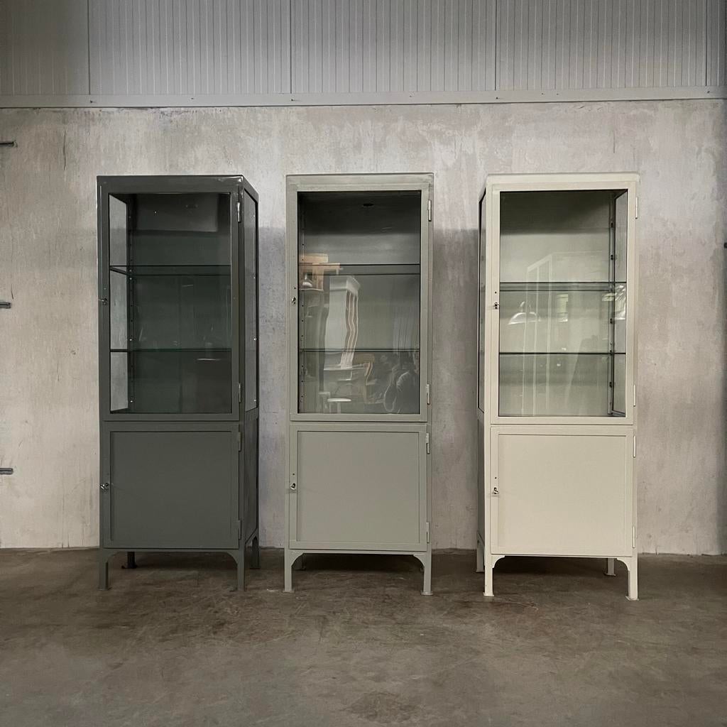 Medicijnkast, vitrine kast, oude kasten, vintage, Antiek en Kunst, Curiosa en Brocante, Ophalen